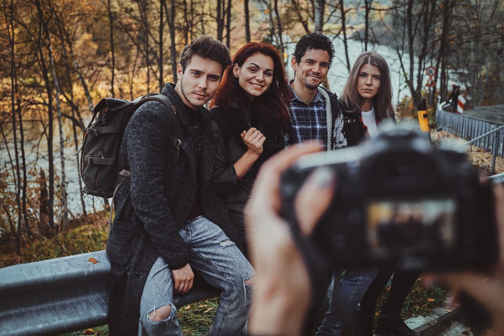 Sesión de fotografía profesional con grupo de amigos durante un tour Tourevo